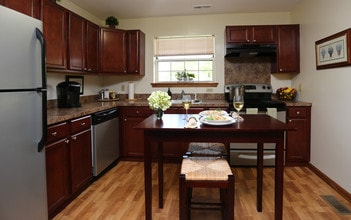 Village Park Apartments in Pleasant Valley, NY - Foto de edificio - Building Photo