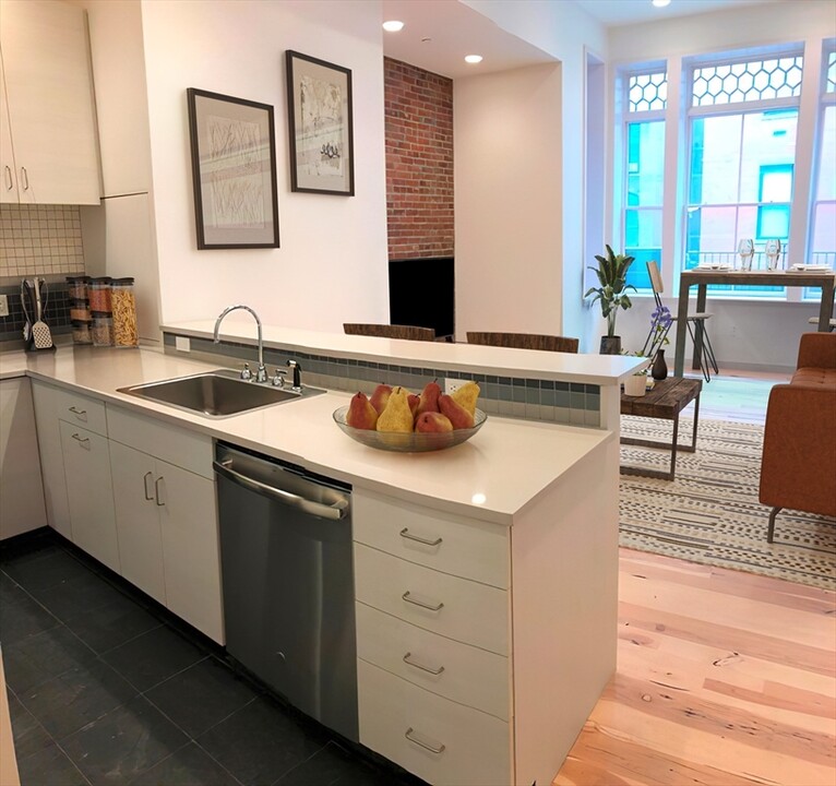 163 Newbury St, Unit 1 in Boston, MA - Building Photo