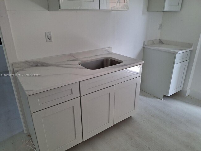 539 SW 7th Ct in Miami, FL - Building Photo - Building Photo