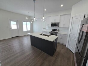 313 Bluff Cove in Leduc, AB - Building Photo - Building Photo