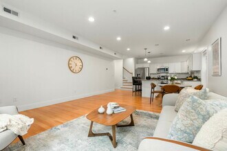 865 Lagrange St in Boston, MA - Building Photo - Building Photo