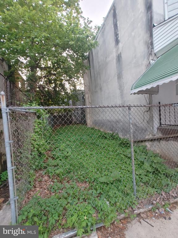 210 N Avondale St in Philadelphia, PA - Building Photo - Building Photo
