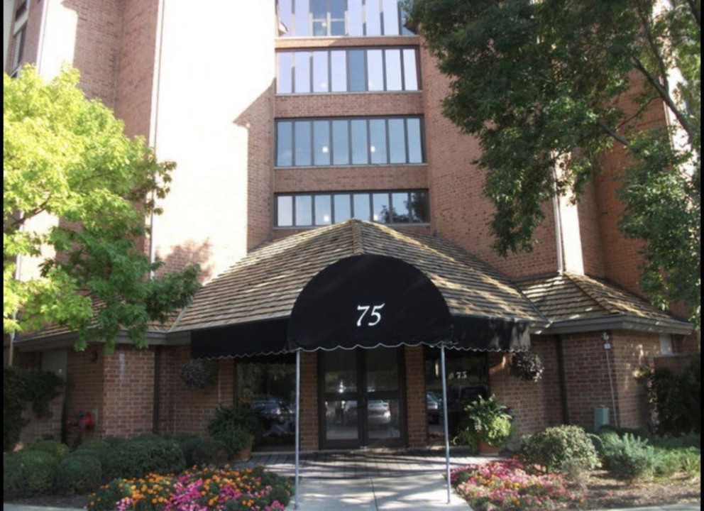 75 Kristin Cir-Unit -303 in Schaumburg, IL - Building Photo