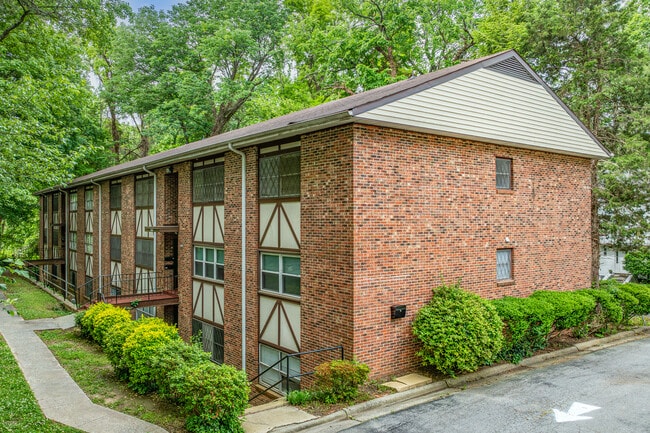 Irving Park Condos in Greensboro, NC - Foto de edificio - Building Photo