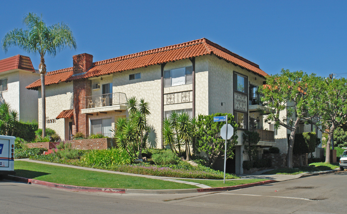 10931 Rose Ave in Los Angeles, CA - Building Photo