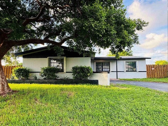 9171 NW 26th St in Sunrise, FL - Building Photo - Building Photo
