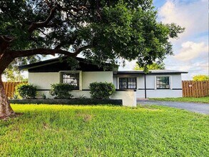 9171 NW 26th St in Sunrise, FL - Foto de edificio - Building Photo