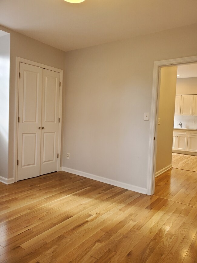 43 S Adelaide Ave, Unit 4 in Highland Park, NJ - Building Photo - Building Photo