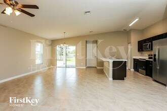 1298 SW Crost Ave in Port St. Lucie, FL - Foto de edificio - Building Photo