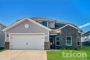 126 Harvest Cir in Dickson, TN - Building Photo