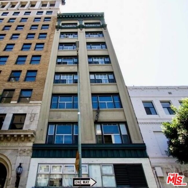 814 S Spring St in Los Angeles, CA - Building Photo - Building Photo