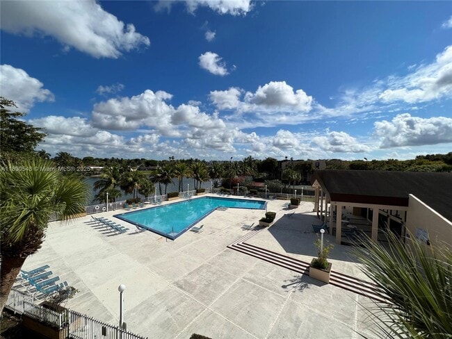 14415 N Kendall Dr in Miami, FL - Building Photo - Building Photo
