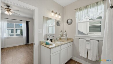 223 Sapphire Dr in New Braunfels, TX - Foto de edificio - Building Photo
