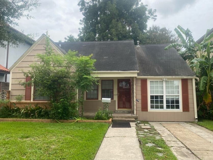 4425 Ione St in Bellaire, TX - Building Photo