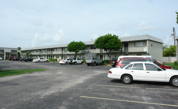 Humani Court in Lake Park, FL - Building Photo - Building Photo