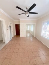 744 Pine Ave, Unit 11 in Long Beach, CA - Foto de edificio - Building Photo