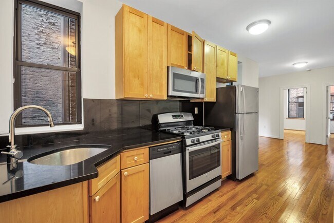 358 W 45th St in New York, NY - Building Photo - Building Photo
