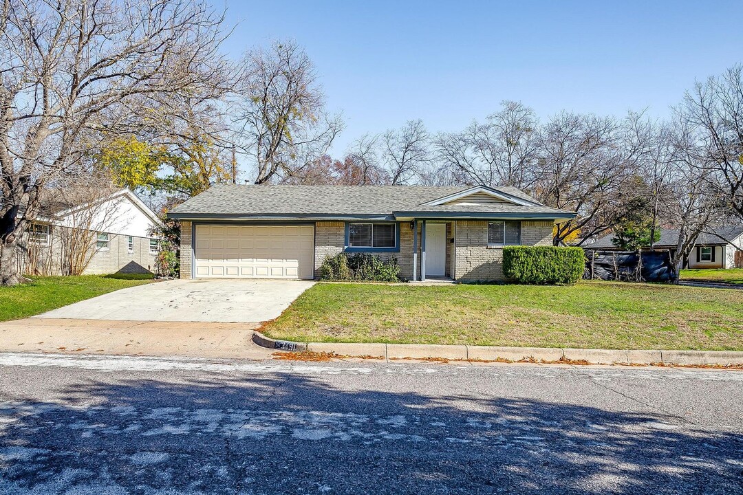 3491 Bandera Rd in Fort Worth, TX - Building Photo