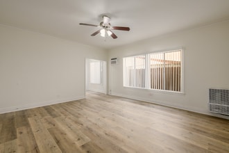 1317 N Bronson Ave in Los Angeles, CA - Foto de edificio - Building Photo