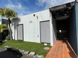 16503 Bridge End Rd in Hialeah, FL - Building Photo