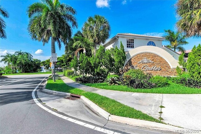 38 Gables Blvd in Weston, FL - Building Photo - Building Photo
