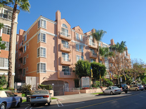 Cloverdale Towers in Los Angeles, CA - Building Photo - Building Photo