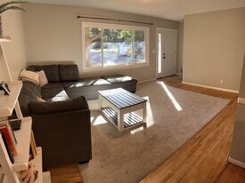 10930 JOHNSON AVE S, Unit Basement