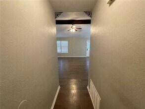 2002 Holly Springs Dr in Taylor, TX - Building Photo - Building Photo