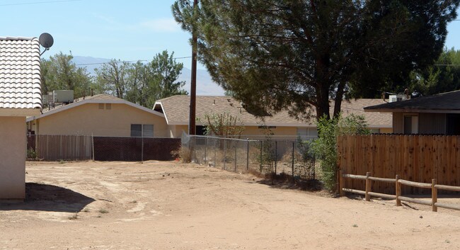 15810 Sago Rd in Apple Valley, CA - Foto de edificio - Building Photo