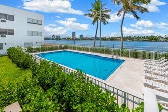 Normandy Cove in Miami Beach, FL - Foto de edificio - Building Photo
