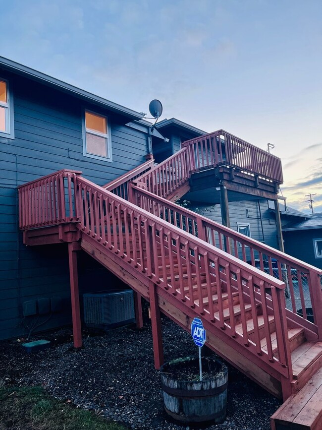 property at 809 N 3rd Ave