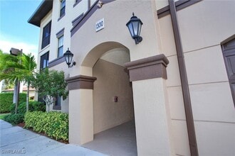 13010 Positano Cir in Naples, FL - Foto de edificio - Building Photo