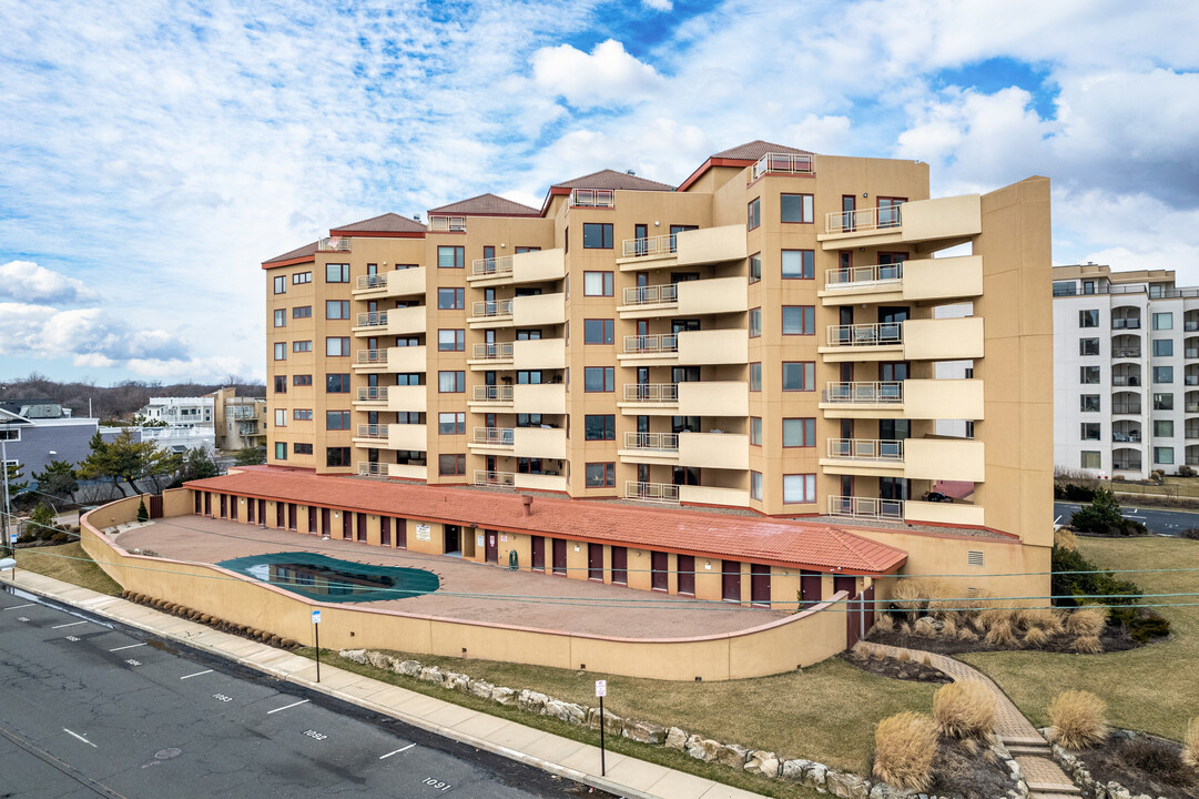 Sandcastle Condominiums in Long Branch, NJ - Foto de edificio