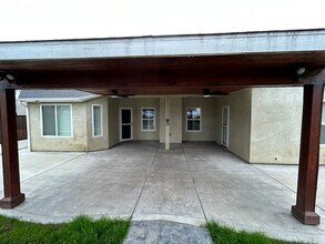 1674 W Castoro Way in Hanford, CA - Building Photo - Building Photo