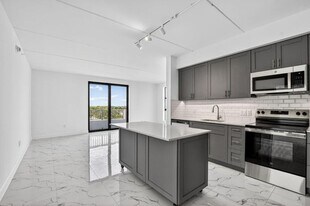 350 W Hidden Valley Blvd in Boca Raton, FL - Building Photo