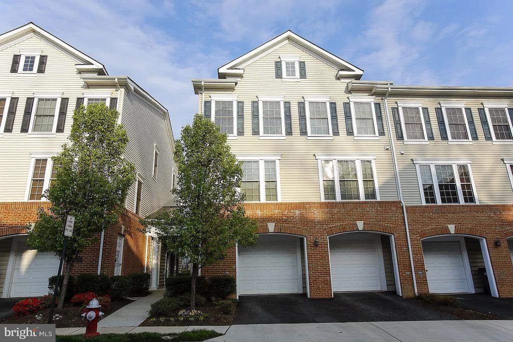 7130 Huntley Creek Pl in Alexandria, VA - Building Photo