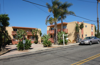 813 Carey Rd in San Diego, CA - Foto de edificio - Building Photo