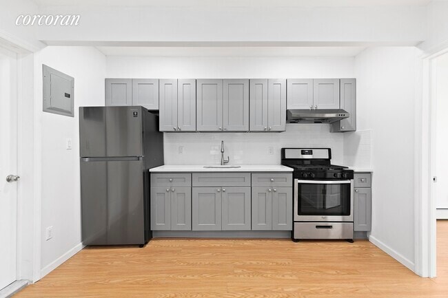 426 McDonald Ave, Unit 2R in Brooklyn, NY - Building Photo - Building Photo