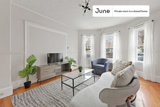 Private bedroom in 3 bed/1 bath Home in Boston, MA - Building Photo - Building Photo