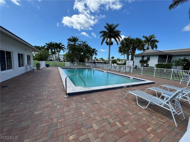 5455 Peppertree Dr in Ft. Myers, FL - Building Photo - Building Photo