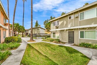 10023 Sepulveda Blvd in Mission Hills, CA - Building Photo - Building Photo