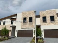 8109 NW 105th Ave in Doral, FL - Foto de edificio
