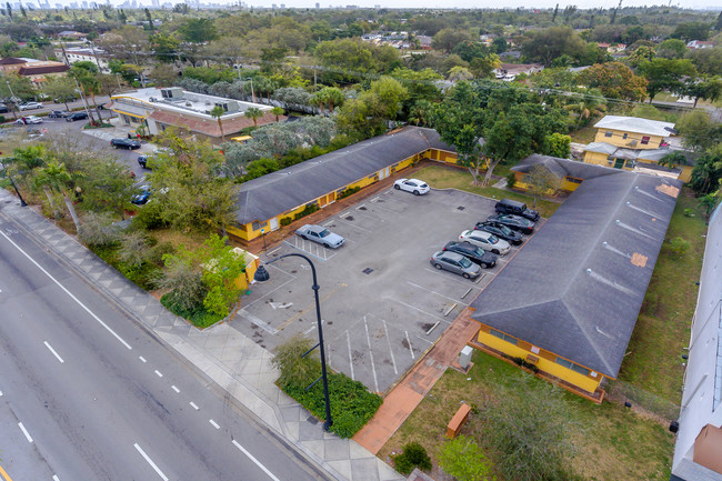 6224 Miramar Pkwy in Miramar, FL - Building Photo - Primary Photo