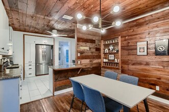 2210 E Martin Luther King Jr Blvd in Austin, TX - Building Photo - Building Photo