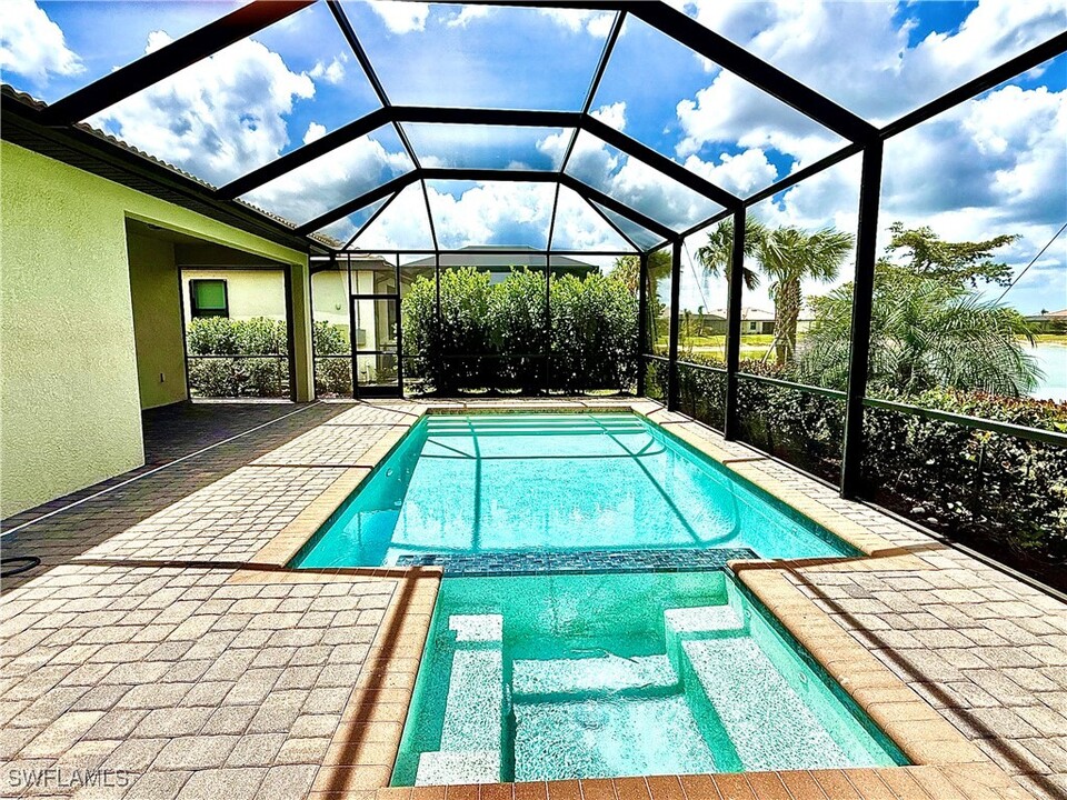 20220 Millrun Dr in Estero, FL - Foto de edificio