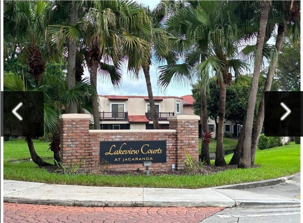 9121 W Sunrise Blvd in Plantation, FL - Foto de edificio