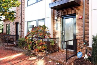 402 Stabler Ln in Alexandria, VA - Building Photo - Building Photo