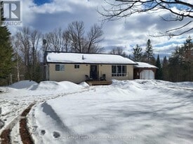 273 Skyhills Rd in Huntsville, ON - Building Photo