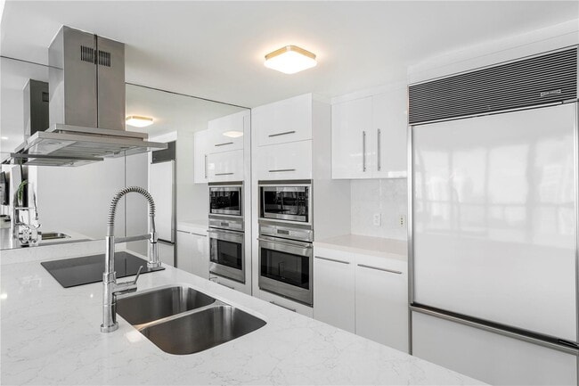 495 Brickell Ave, Unit 3804 in Miami, FL - Building Photo - Building Photo