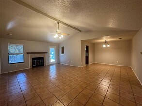 6811 Luckenbach Ln in Austin, TX - Foto de edificio - Building Photo